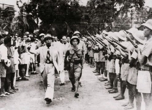 Ngày 26-8-1945, Tư lệnh Việt Nam Giải phóng quân Võ Nguyên Giáp duyệt binh lần đầu ở Hà Nội sau khi giành được chính quyền.